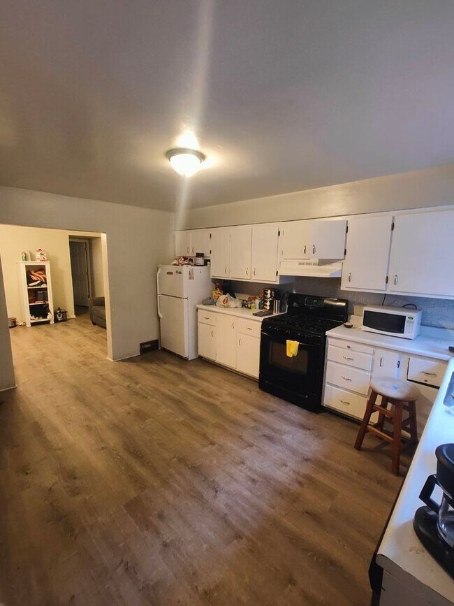 Building Photo - Four bedroom Student Housing in great loca...