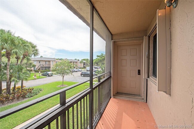 Foto del edificio - 320 Racquet Club Rd