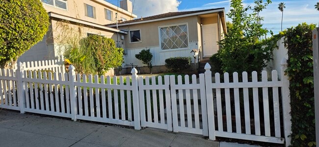 Building Photo - 906 2nd St