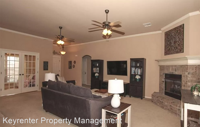 Foto del edificio - 3 br, 2 bath House - 4605 N Redbud Ave