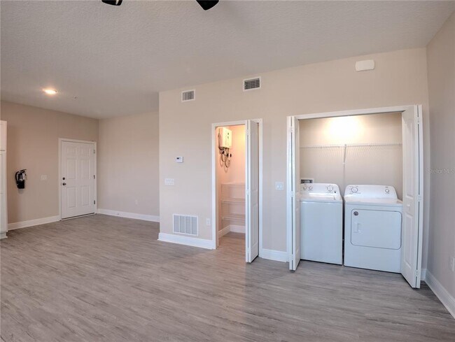 Building Photo - 325 Champions Wy