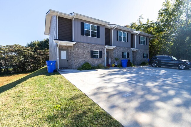 Foto del edificio - 906 Warrior Hill Dr