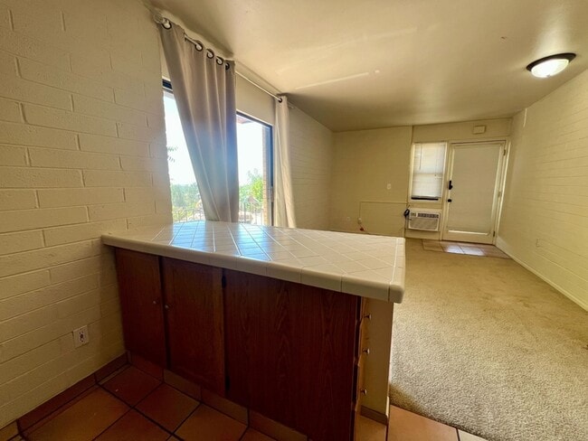 Building Photo - 599 Darwin St