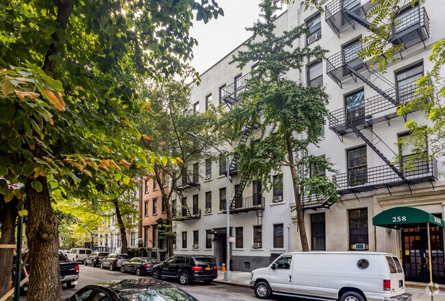 Building Photo - 250 W 22nd St