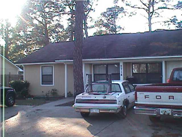 Large cement space parking in front of all units - 2714-2716 Banyan St