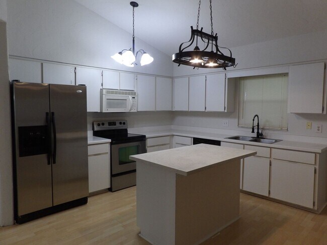Building Photo - DeBary  3 Bed 2 Bath 2 Car
