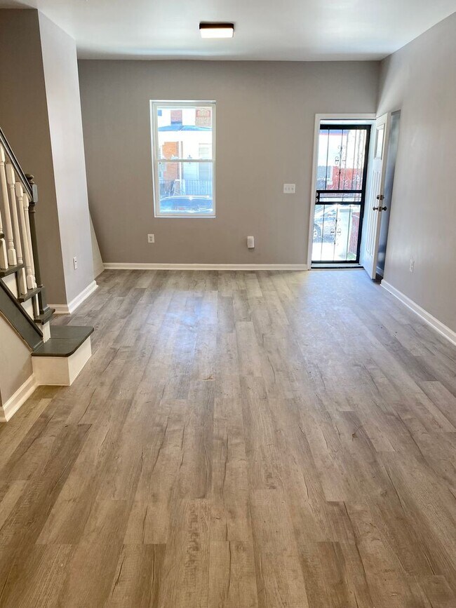 Foto del edificio - Beautifully Renovated 3-Bedroom Townhouse ...