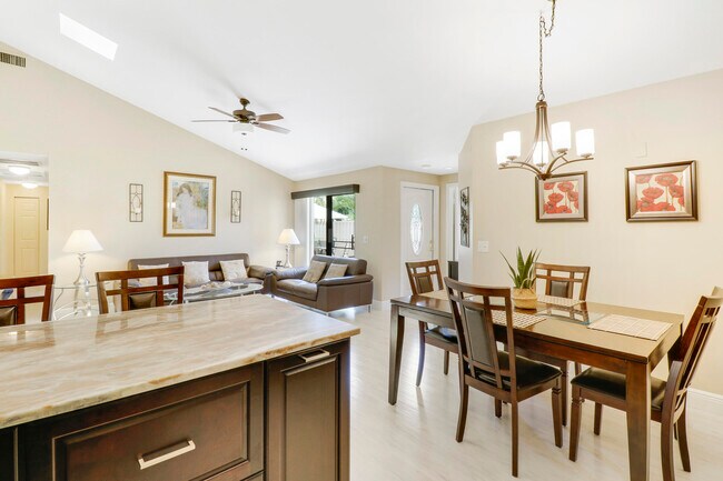 Foto del edificio - 5324 Eagle Lake Dr