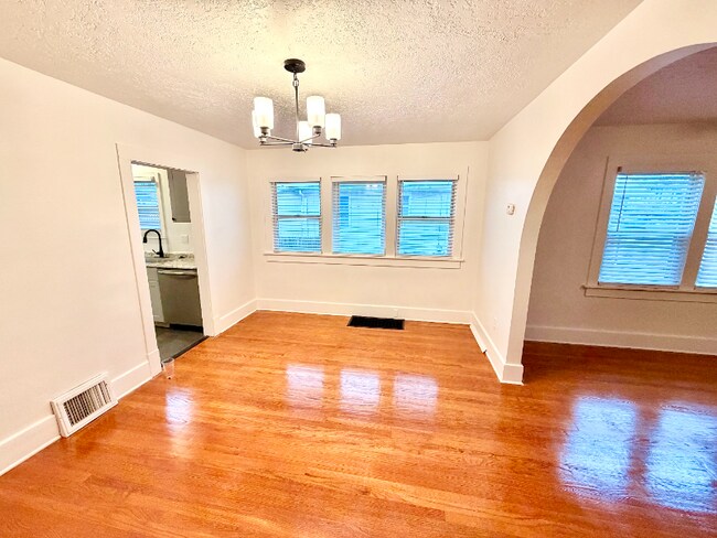 Building Photo - 2755 Grandview Ave