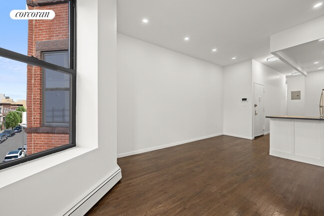 Building Photo - 982 Putnam Ave