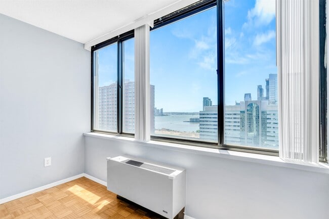 Foto del edificio - 45 River Dr S