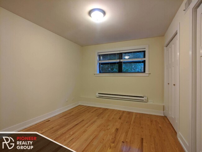 Building Photo - 563 W Arlington Pl