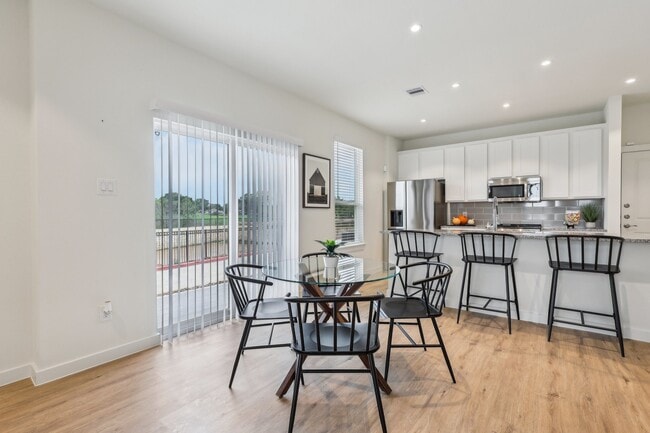 Building Photo - 615 Canvas Ave