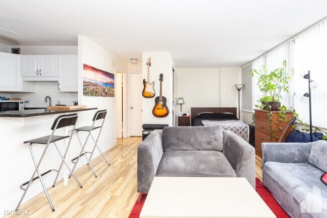 Foto del edificio - Studio, 1 bath Condo - 2740 N Pine Grove A...