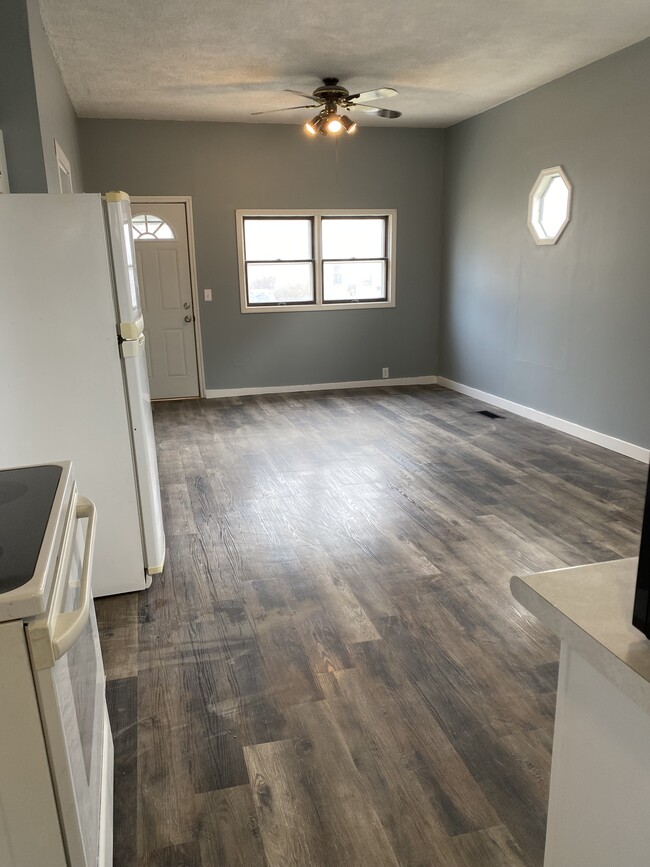 Living - 608 4th St SE