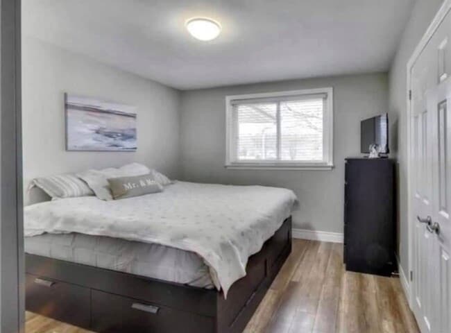 Building Photo - 221 Maplegrove Av