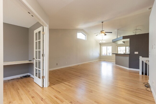 Building Photo - Desirable 3bdrm/3 bath in NW Longmont!