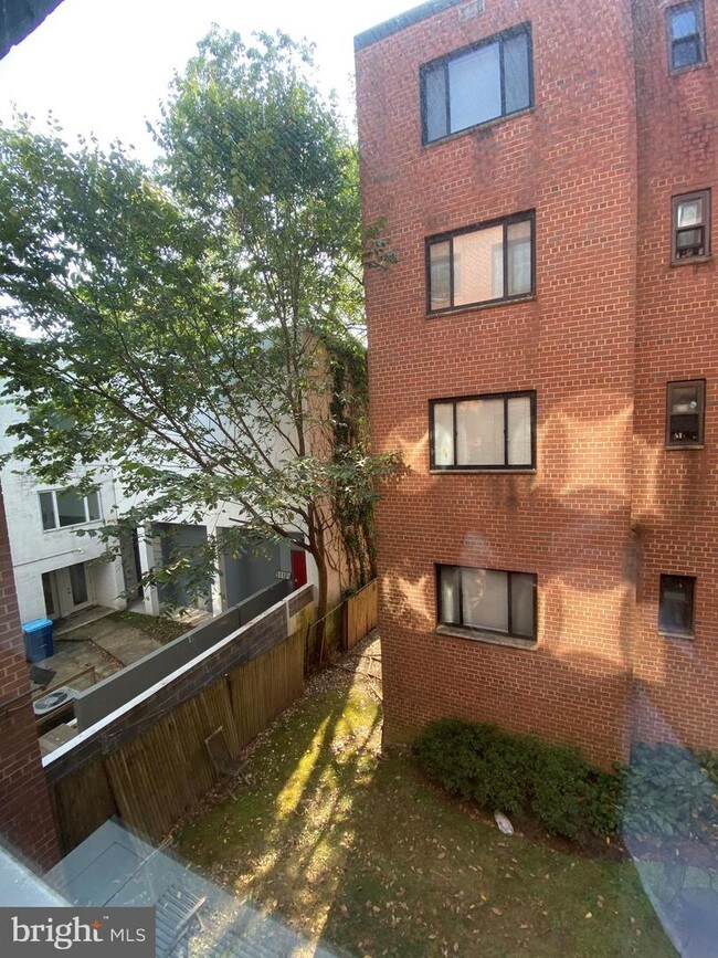 Foto del edificio - 5112 MacArthur Blvd NW