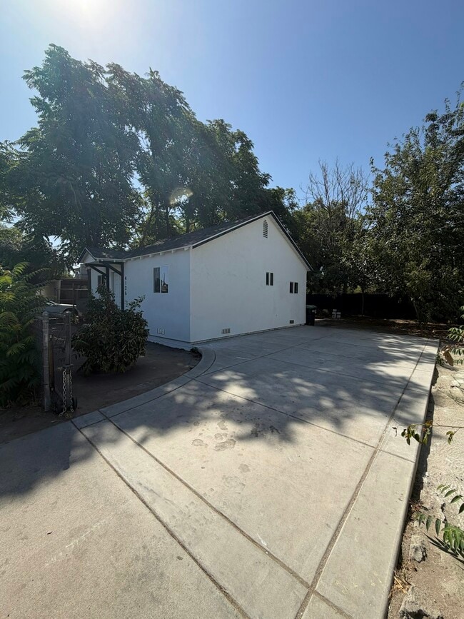Building Photo - 4126 E Burns Ave