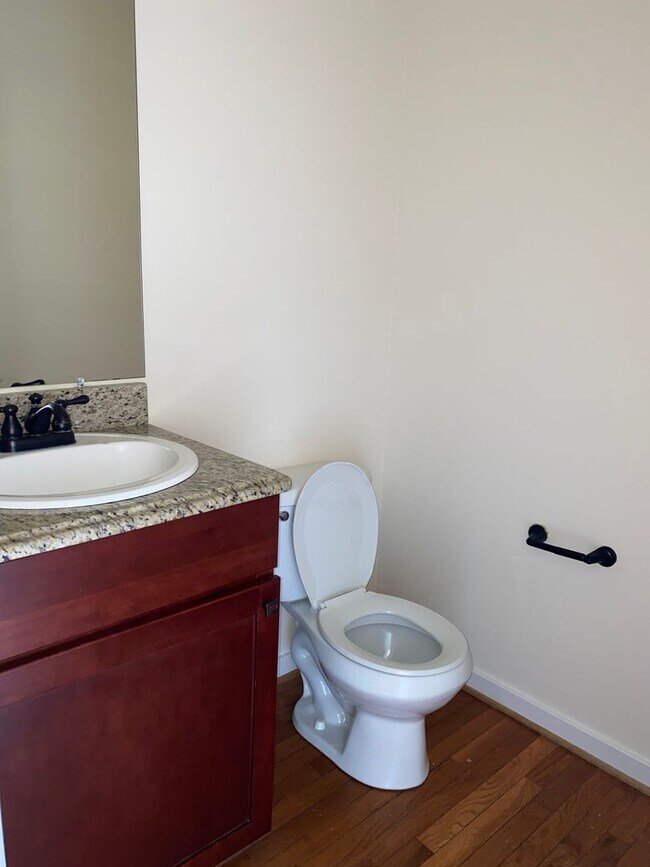 Building Photo - 3 Bedroom, 3.5 Bath Townhouse with Full Fi...