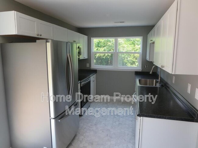 Building Photo - 324 2nd St