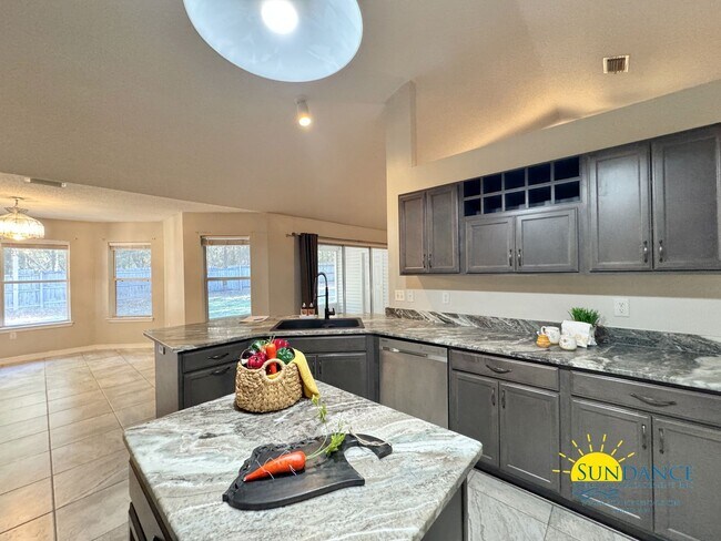 Building Photo - 5853 Saratoga Dr