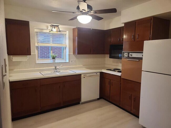 Kitchen - 5400 Eichelberger St