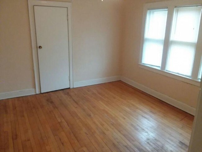 Building Photo - 3742 N. 11th Street - Great 2 Bedroom Upper