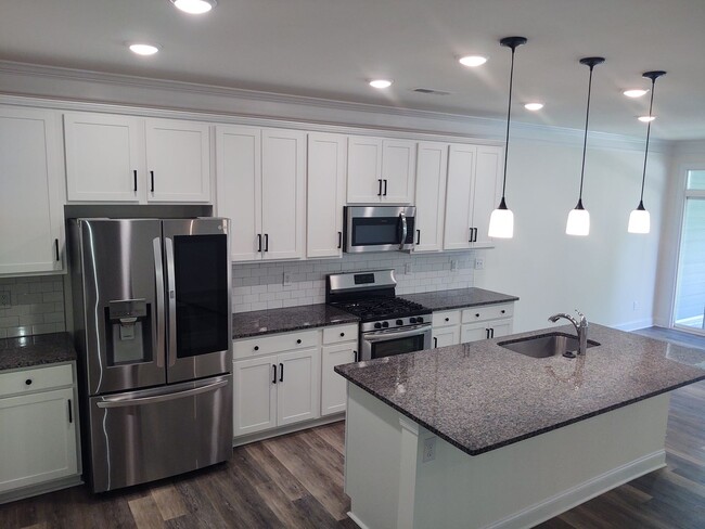 Building Photo - Beautiful Townhome located in The Enclave ...