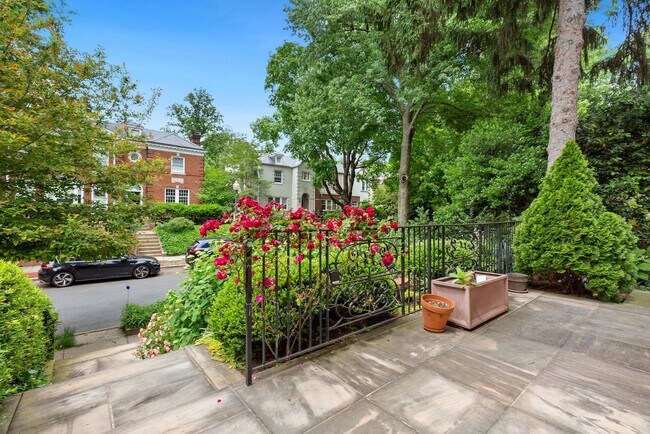 Foto del edificio - Available Now! 4 Bedroom  3.5  Bathroom Townhouse //Woodley Park// Garage, Driveway & 3 Levels of...