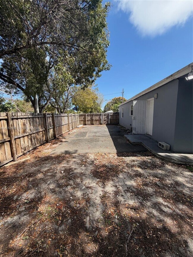 Building Photo - 6400 SW 58th Pl