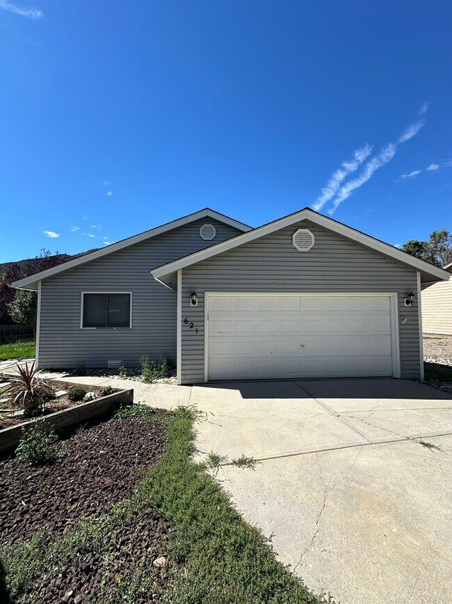 Foto del edificio - Three Bedroom Two Bath Single Family Home ...