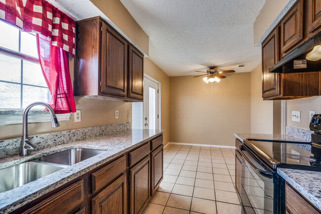 Building Photo - Nicely Maintained 2 Bedroom Townhouse