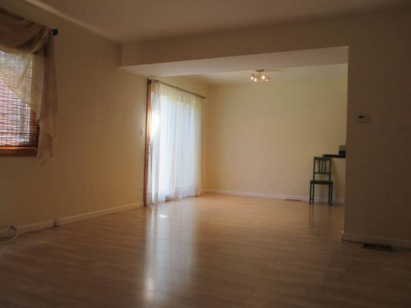 Foto del edificio - 443 Maple Dr