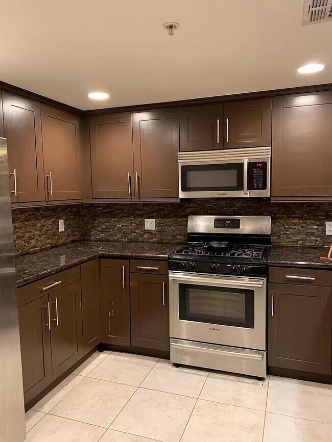 Chef's Kitchen, complete with Dishwasher, Microwave, Refrigerator (with water dispenser), Storage - 7100 Alvern St