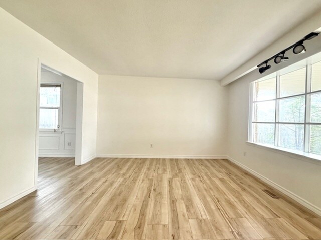 Photo du bâtiment - Stoneybrook Gem!   4 Bdrm * Whole home Ren...