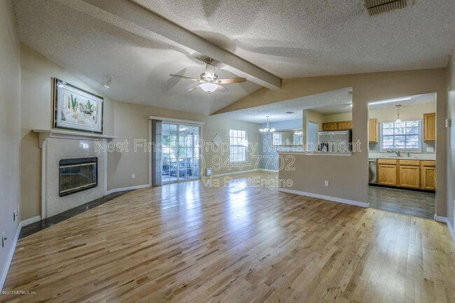 Foto del edificio - 4570 Blue Stream Ln N
