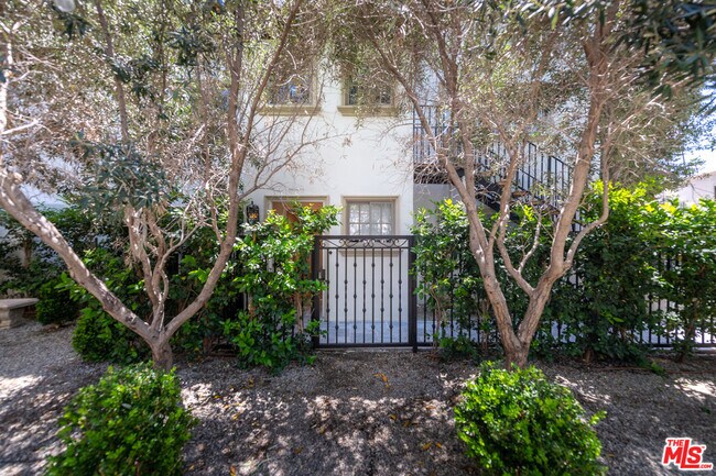 Building Photo - 906 Benedict Canyon Drive