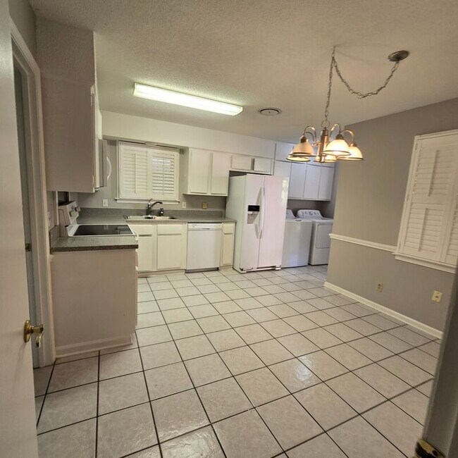 Building Photo - 3215 Clearbrook St