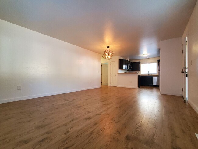 Building Photo - 3bd 2bath home backing up to the greenbelt...