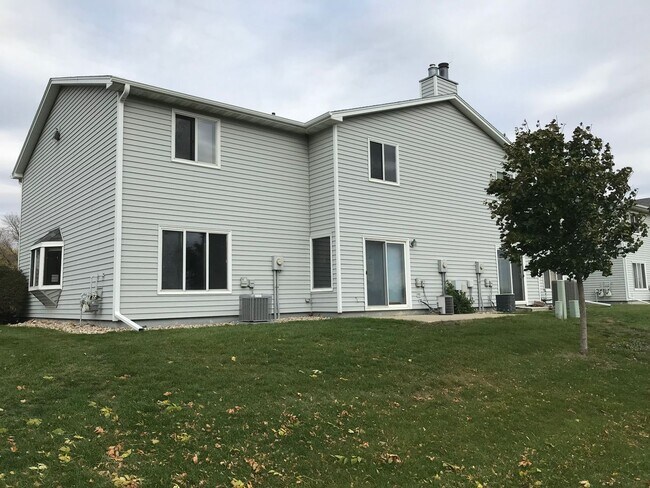 Building Photo - Rent Special - Spacious End Unit 2 Bed/1 Bath Townhome!