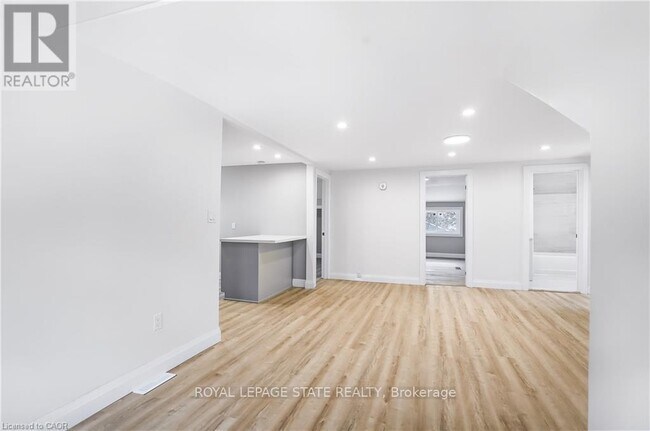 Photo du bâtiment - 10 Comet Ave