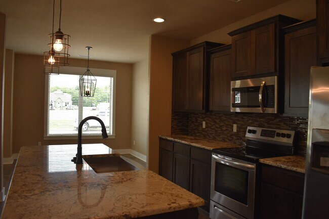 Building Photo - 4 Bedroom 3.5 Bath In The Heart of Fayetteville!
