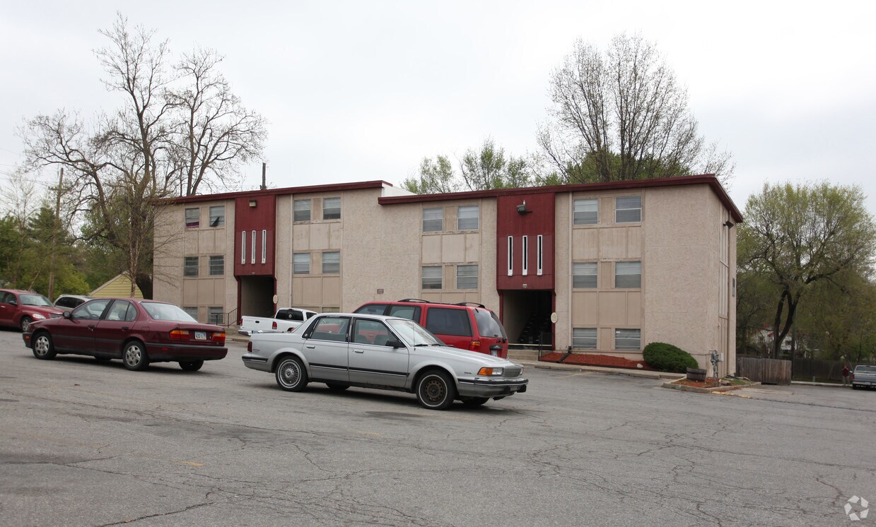 Oakwood Gardens Apartments in Kansas City, KS