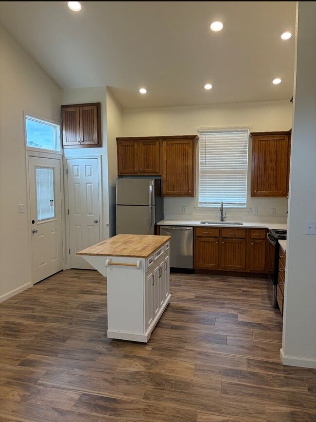 Building Photo - 1817 Dara Dr