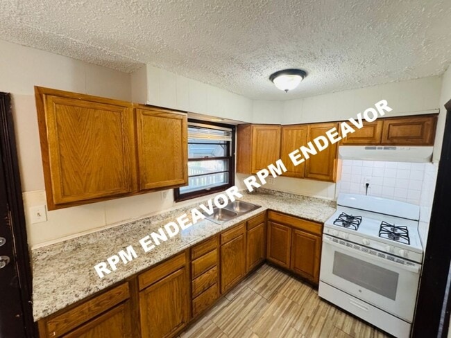 Building Photo - 4 Bed | 2 Bath | Pet Friendly | Spacious ,Fenced in Yard!