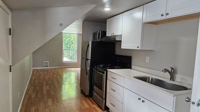 Building Photo - Super cute Duplex in heart of Tacoma (Uppe...