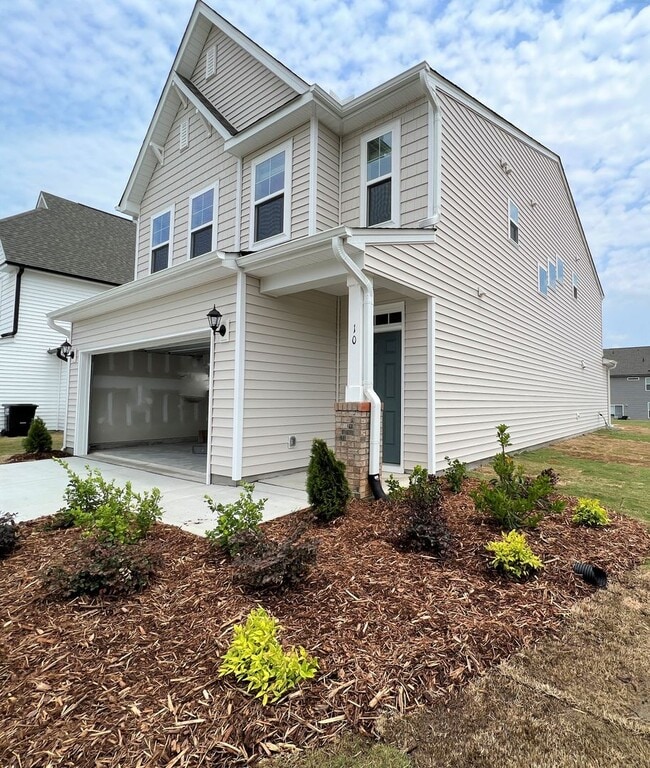 Building Photo - Coming Soon - Beautiful Home in Benson!
