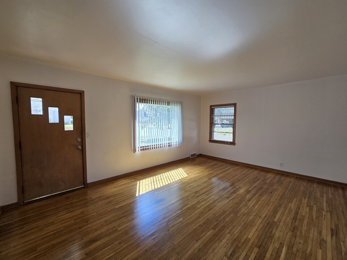 Foto principal - 1025 W 8th St