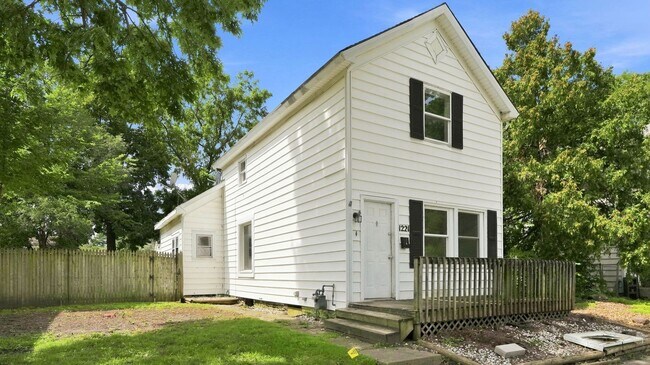 Building Photo - 1221 Wefel St